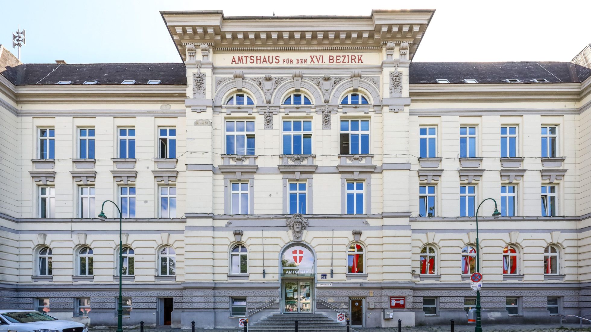 Außenansicht des Bezirksamts für den 15. und 16. Bezirk, Servicestelle Richard-Wagner-Platz 19
