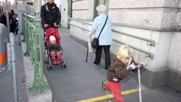 Eine Rampe beim Eingang der U6-Station Gumpendorfer Straße