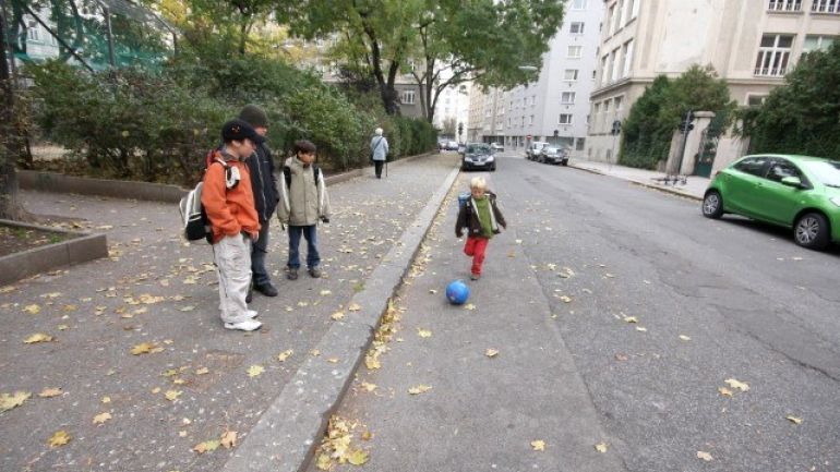 spielende Kinder am Straßenrand