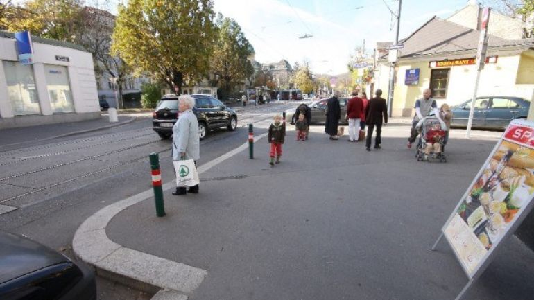 Gehsteigvorziehungen über die Hietzinger Hauptstraße an der Kreuzung Feldmühlgasse