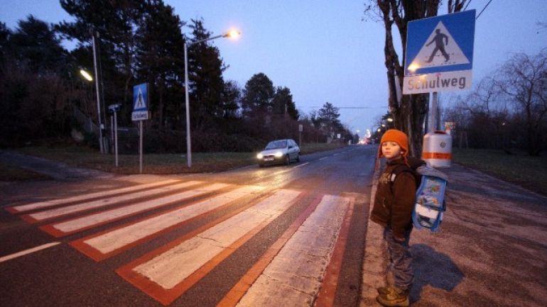 Der neu beleuchtete Schutzweg über den Flötzersteig