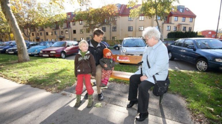 Jung und Alt auf einer der Bänke in der Quadenstraße