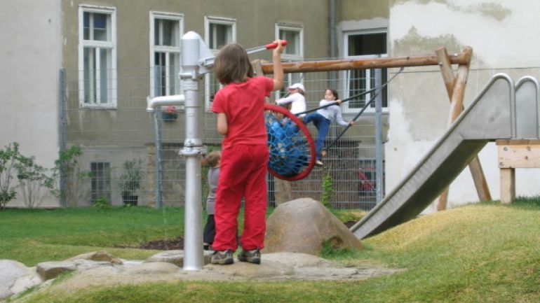 copyright: Leitstelle Alltags- und Frauengerechtes Planen und Bauen Im Park spielende Kinder