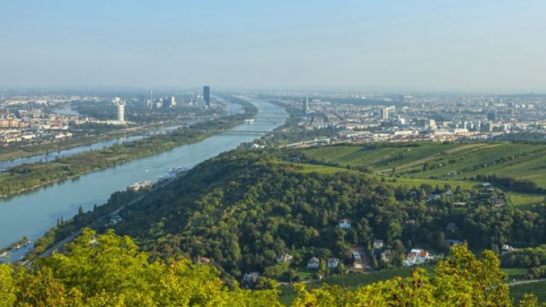 Blick vom Leopoldsberg über Wien und die Donau