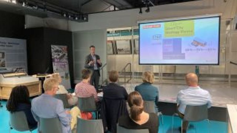 Ein Mann hält für eine Gruppe einen Vortrag