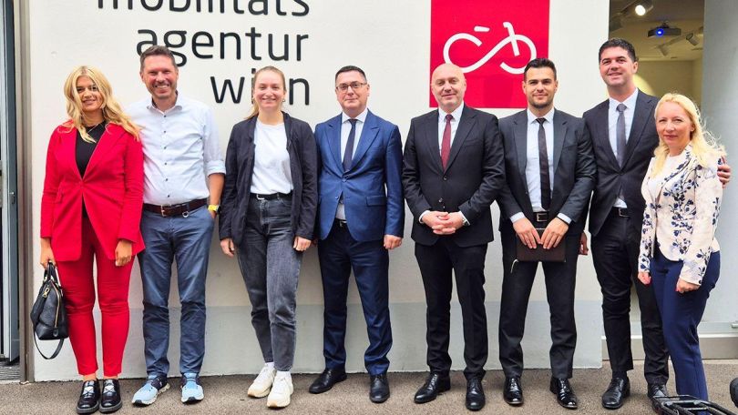 Die serbische Delegation aus Nis vor der Mobilitätsagentur Wien