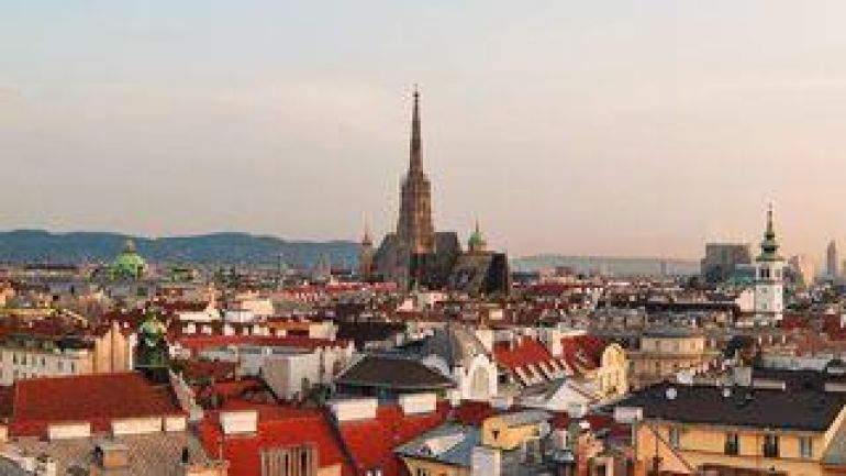 copyright: WienTourismus - Christian Stemper Panoramablick über Wiens Dächer bei Sonnenuntergang