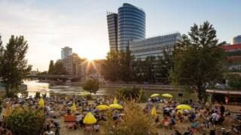 copyright: WienTourismus - Christian Stemper Eine Strandbar mit Menschen am Wiener Donaukanal