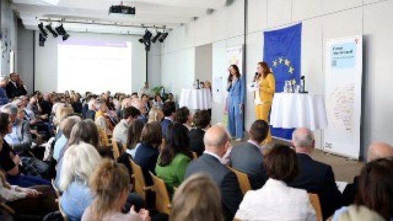 copyright: Stadt Wien/Martin Votava 2 Moderatorinnen auf Bühne beim Europatag in der Bildungsdirektion von Wien