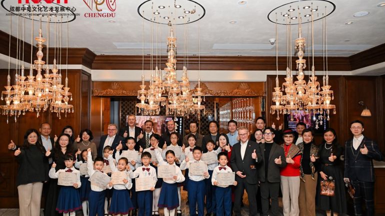 copyright: ACCA Mitglieder des Jugend-Symphonieorchesters Chengdu-Wien mit Landtagspräsident Ernst Woller