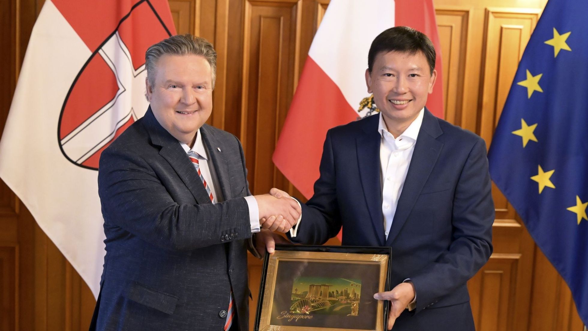 2 Politiker schütteln Hände