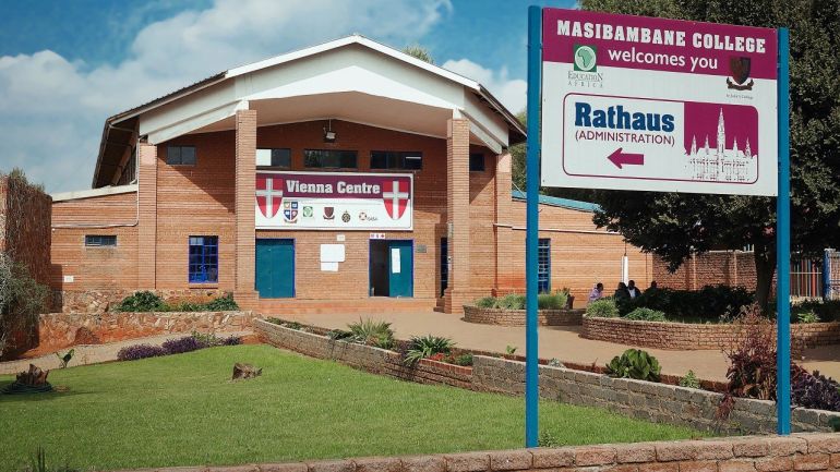 copyright: Hubert Dimko Außenansicht Masimbambane College in Südafrika