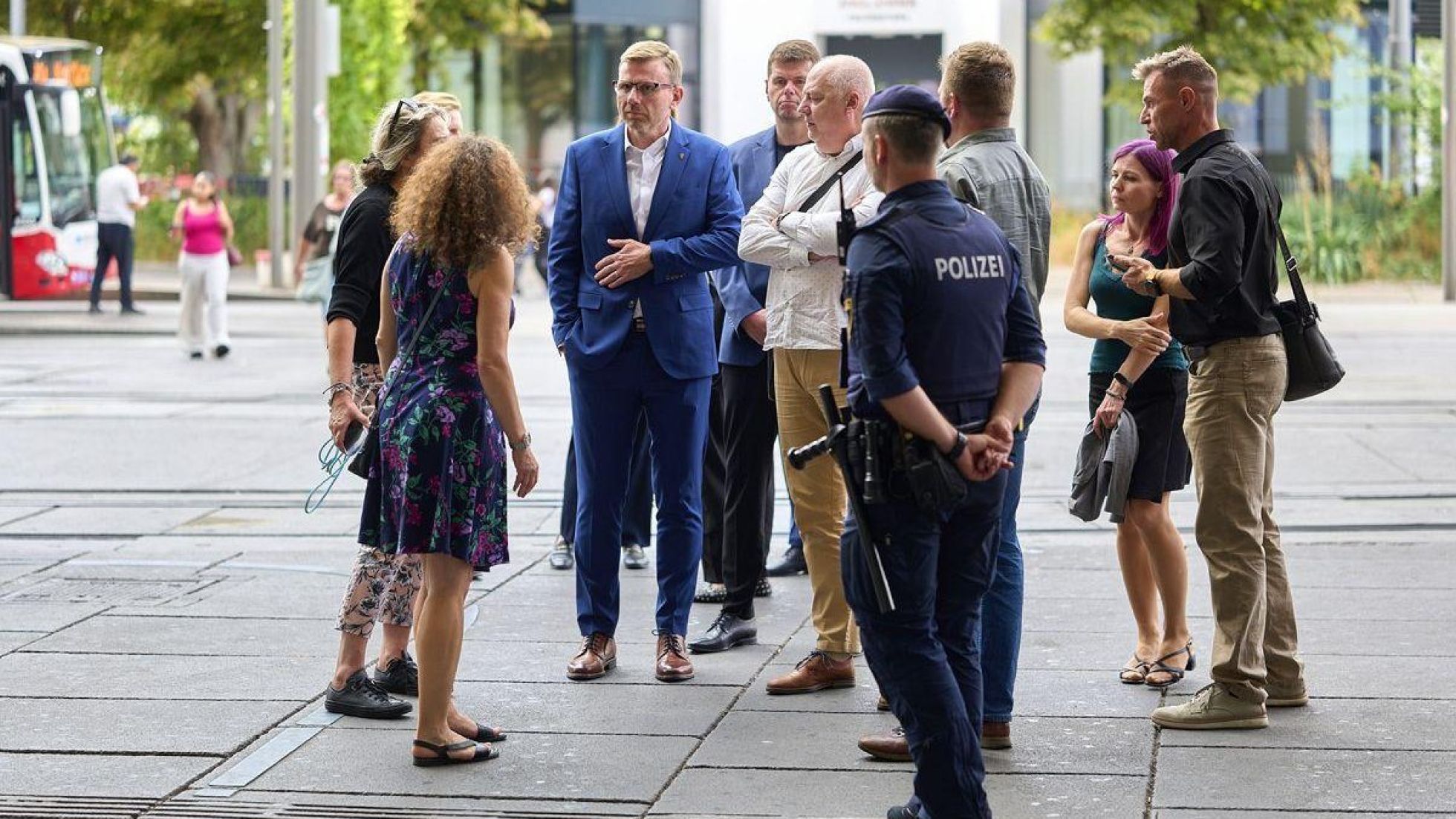 copyright: Markus Wache, Presse und Informationsdienst der Stadt Wien A delegation from Brno, including Oliver Pospíšil, City Manager of Brno, and staff members from the Vienna State Police Headquarters, in the alcohol-free zone at Praterstern in Vienna