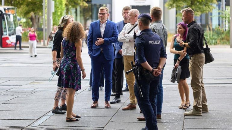 copyright: Markus Wache, Presse und Informationsdienst der Stadt Wien A delegation from Brno, including Oliver Pospíšil, City Manager of Brno, and staff members from the Vienna State Police Headquarters, in the alcohol-free zone at Praterstern in Vienna