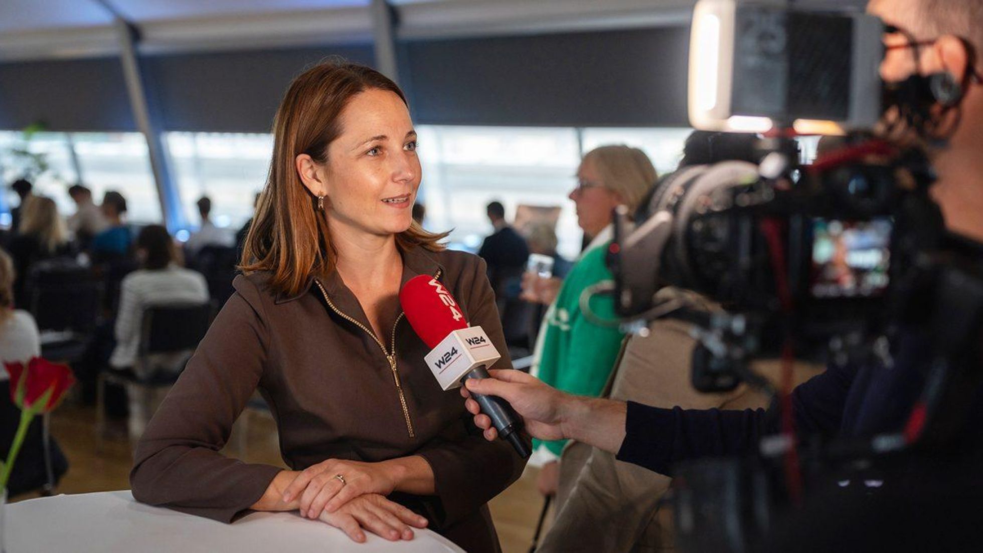 copyright: WH International Services/David Bohmann A woman is being interviewed by someone with a camera and a microphone.