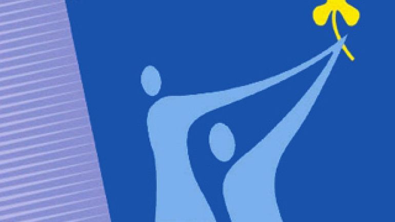 copyright: Council of European Municipalities and Regions (CEMR) Zwei stilisierte Figuren halten gemeinsam eine Blume.