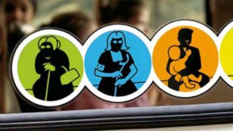 copyright: Chrigel Ott Der bekannte Aufkleber in den Öffis, der darauf aufmerksam macht, älteren und behinderten Menschen sowie Menschen mit Kindern den Sitzplatz zu überlassen - gendergerecht: eine alte Frau, eine sehbehinderte Frau, ein Mann mit Kind