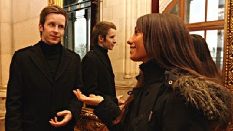 copyright: Jacqueline Kacetl (wienweb) Eine Frau und ein Mann unterhalten sich vor einem Spiegel.