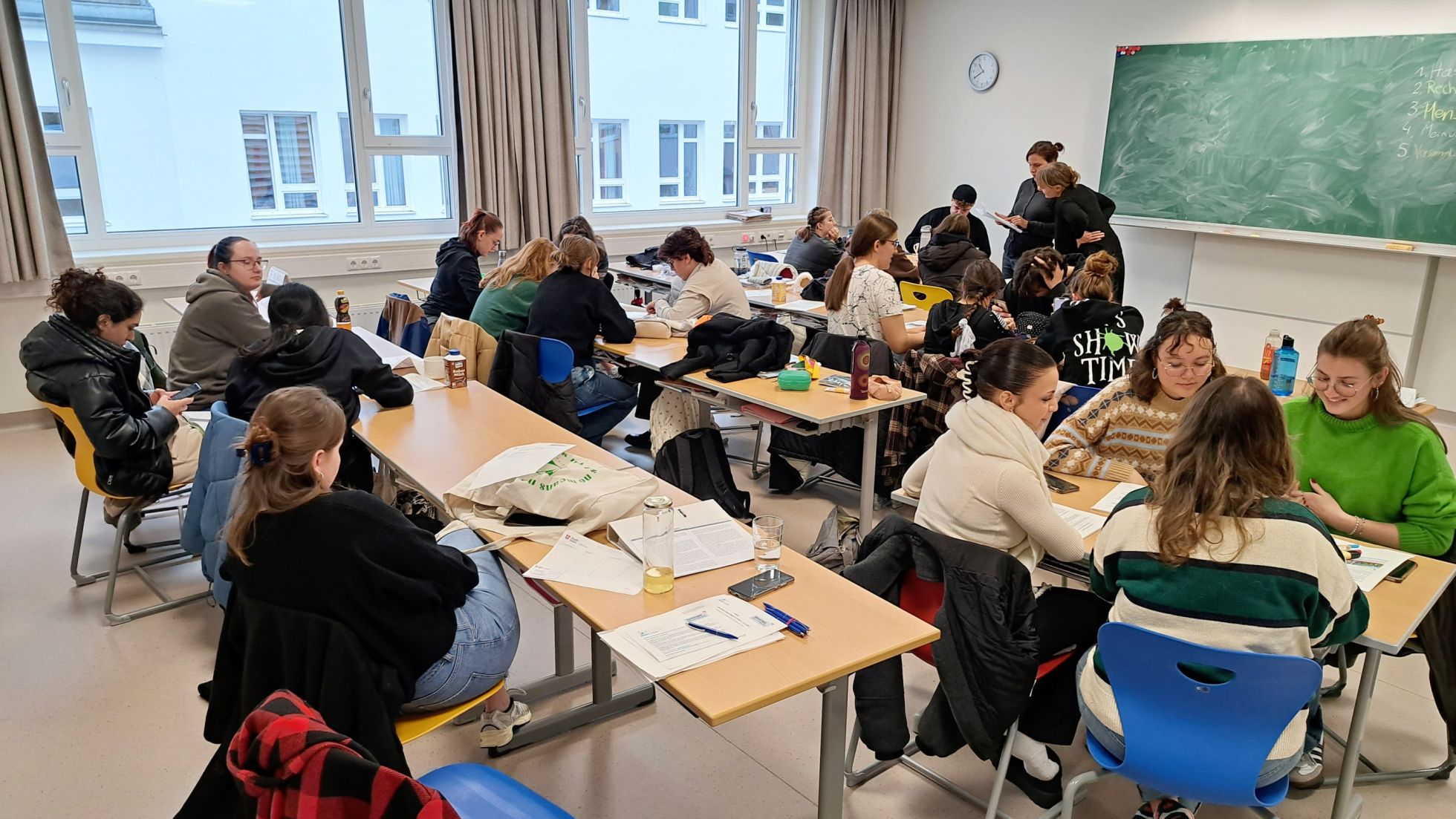 copyright: Menschenrechtsbüro der Stadt Wien Junge Menschen sitzen in Grüppchen rund um Tische bei Workshop