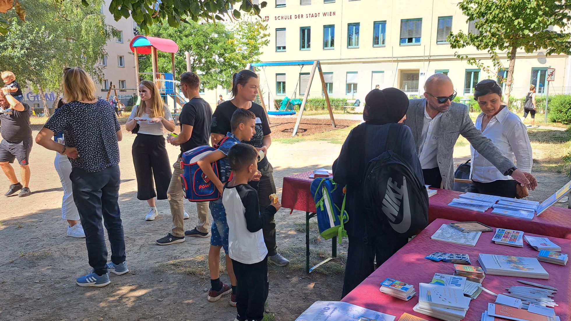 copyright: Menschenrechtsbüro der Stadt Wien Besucher bei Tischen mit Informationsmaterial im Park