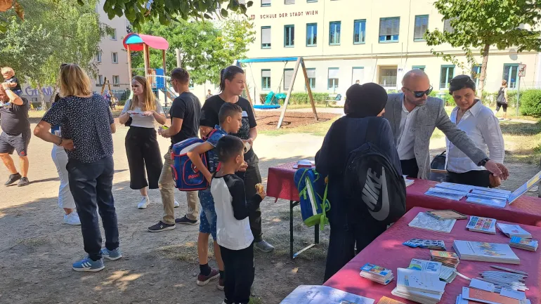 copyright: Menschenrechtsbüro der Stadt Wien Besucher bei Tischen mit Informationsmaterial im Park