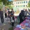 copyright: Menschenrechtsbüro der Stadt Wien Besucher bei Tischen mit Informationsmaterial im Park
