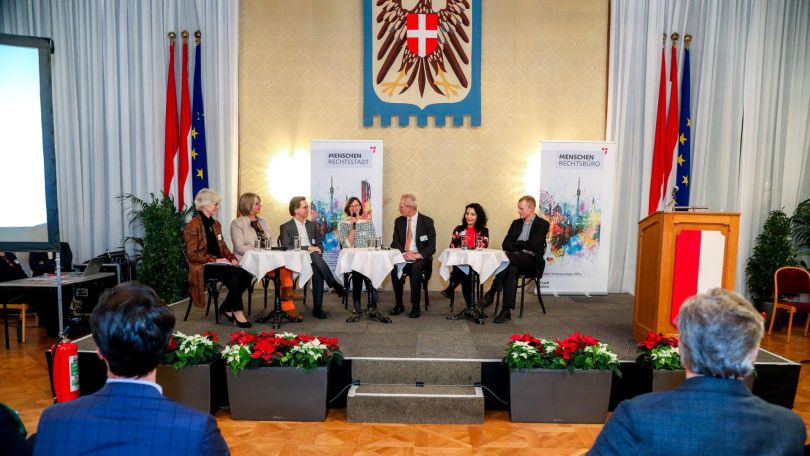 Vizebürgermeister Wiederkehr nimmt an der 10 Jahre Menschenrechtsstadt Wien Feier teil.