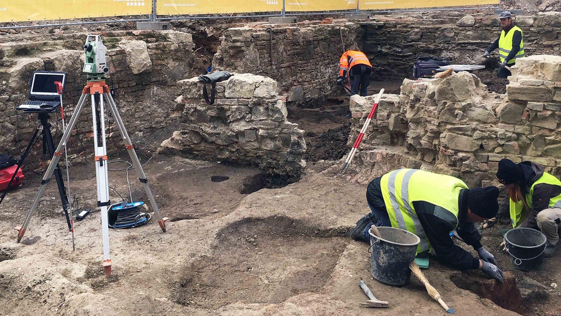 Mitarbeitende führen eine Grabung durch.