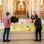 copyright: Stadt Wien - David Bohmann An einem Infoschalter im Rathaus beraten Mitarbeiterinnen 2 Besucher*innen.