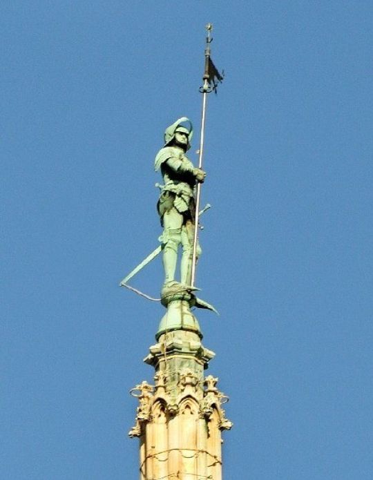 Kupferstatue eines Mannes in einer Rüstung, der eine Standarte in der Hand hält