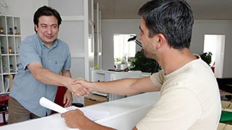 Zwei Männer schütteln einander die Hände