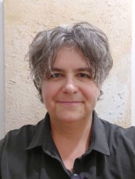 Porträt einer Frau mit grauen, kurzen Haaren