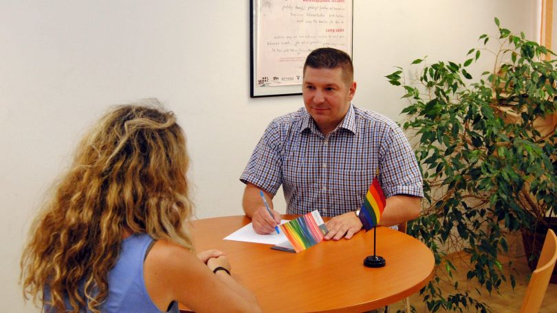 Zwei Personen in einer Beratungssituation am runden Tisch