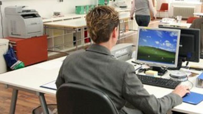 copyright: w24 - Jacqueline Kacetl Ein Mensch sitzt an einem Computer.