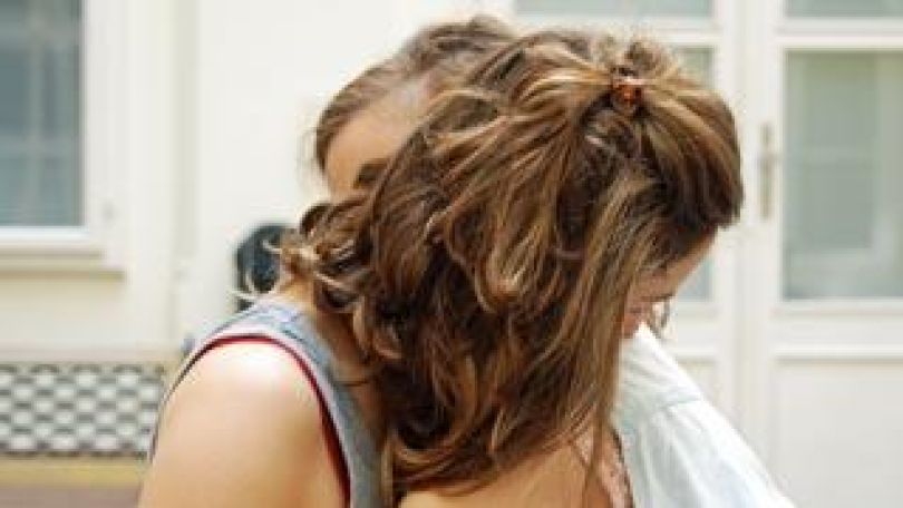 Zwei Frauen umarmen sich.