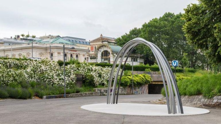 Denkmal zeigt grauen Regenbogen