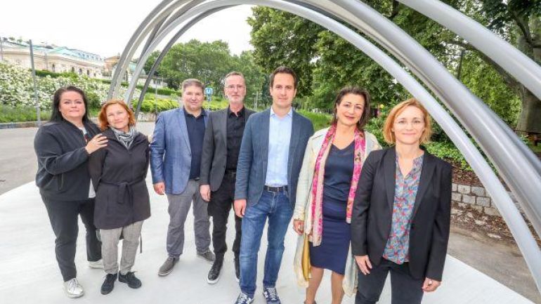 Mehrere Personen bei Regenbogen-Denkmal