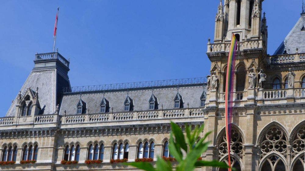 copyright: WASt / Florian Wibmer Wiener Rathaus mit Regenbogenflagge