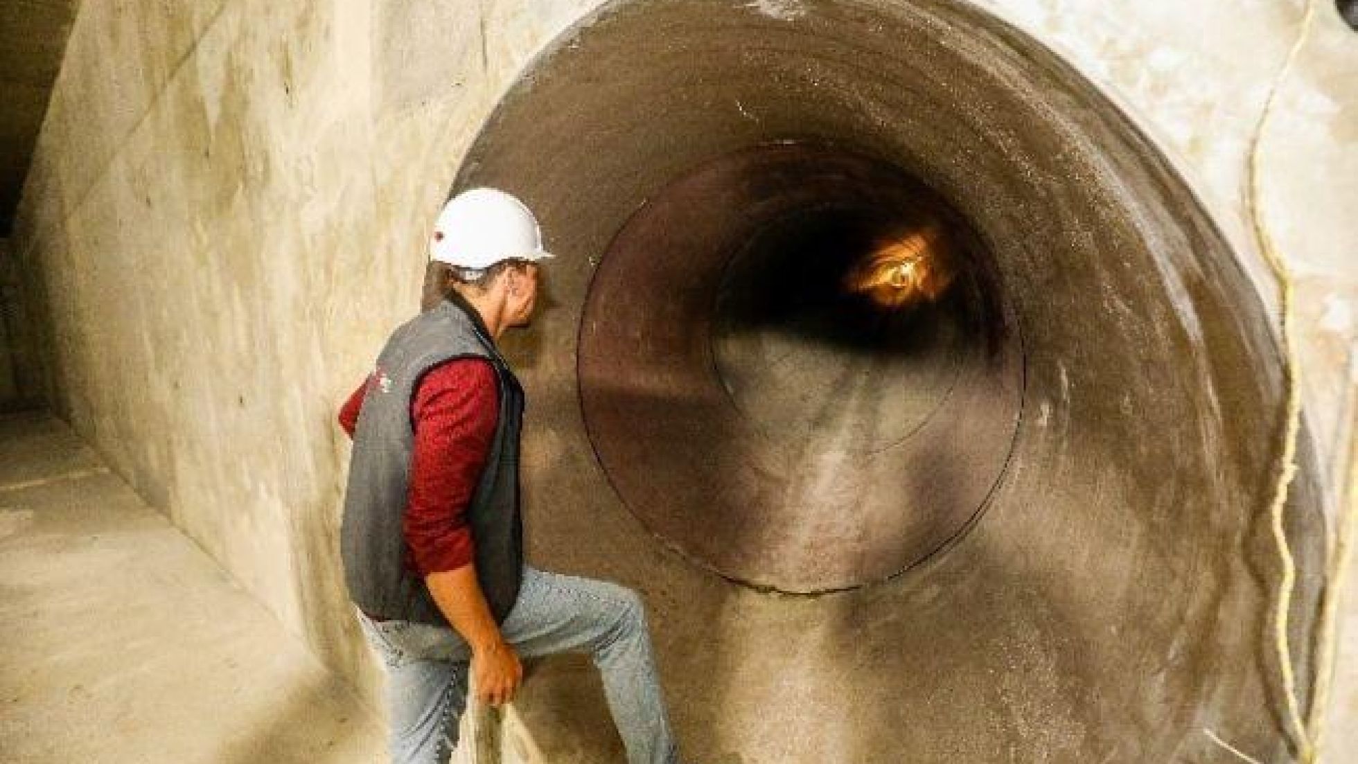 copyright: Wien Kanal Kanalarbeiter steigt in den Tunnel