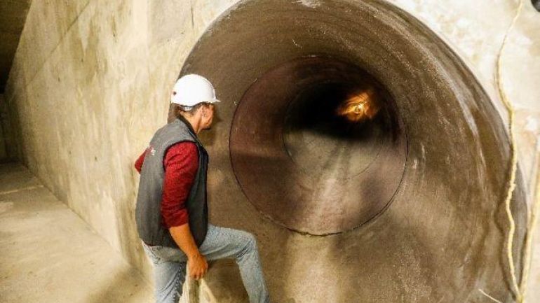 copyright: Wien Kanal Kanalarbeiter steigt in den Tunnel