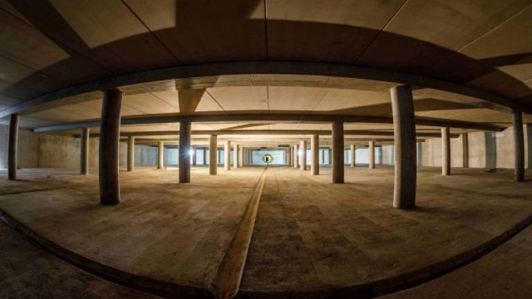 copyright: www.wienerfotoschule.at Riesenraum aus Beton mit Säulen