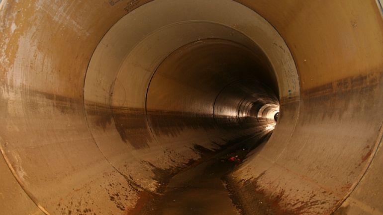 Blick durch den riesigen Tunnel des Liesingtal Kanals