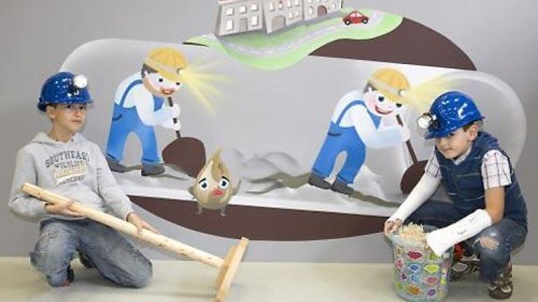 copyright: ebs wien hauptkläranlage Zwei Buben als Kanalarbeiter