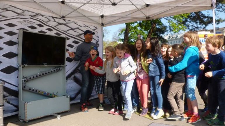 copyright: Wien Kanal Mann mit jubelnden Kindern