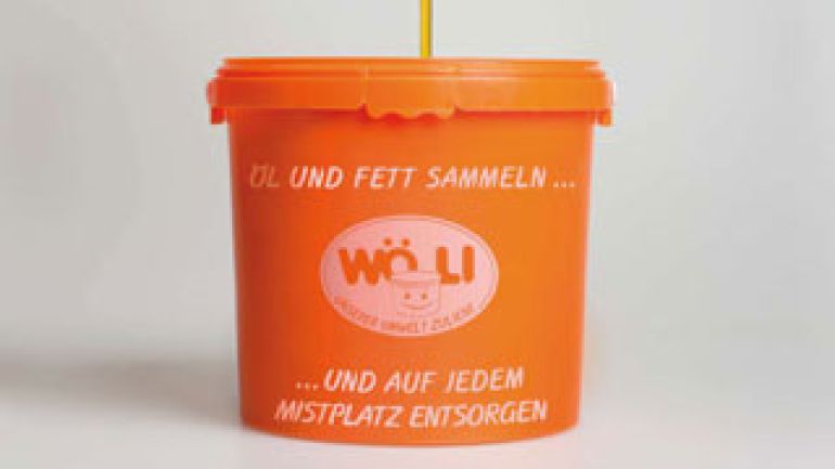 Kübel in orange, in den Öl fließt