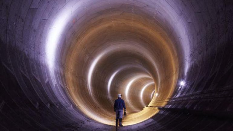 copyright: Wien Kanal Unterirdischer Tunnel mit lila Licht