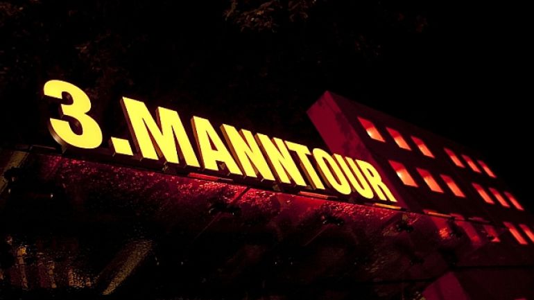 Gelbe Leuchtreklame "3. MANNTOUR"