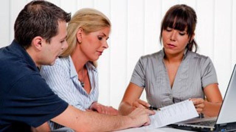 Frau berät 2 Personen