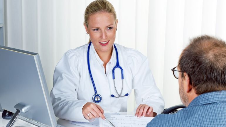 Ärztin und Patient in einem Gespräch