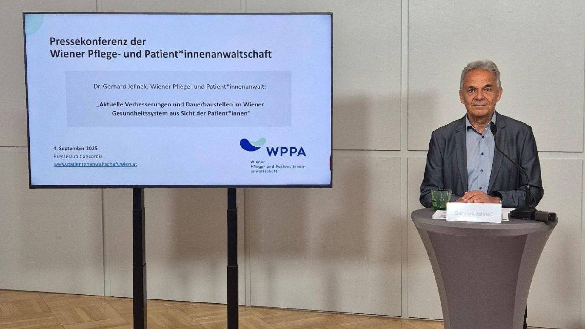 Patientenanwalt Dr. Gerhard Jelinek bei Rednerpult.